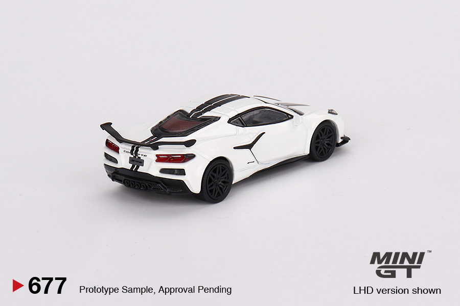 MINI GT #677 — Chevrolet Corvette Z06 2023 Arctic White - Image 4