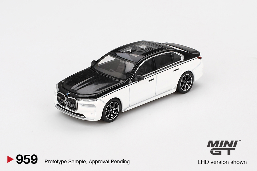 MINI GT #959 — BMW i7 xDrive60 Alpine White / Black Sapphire - Image 3