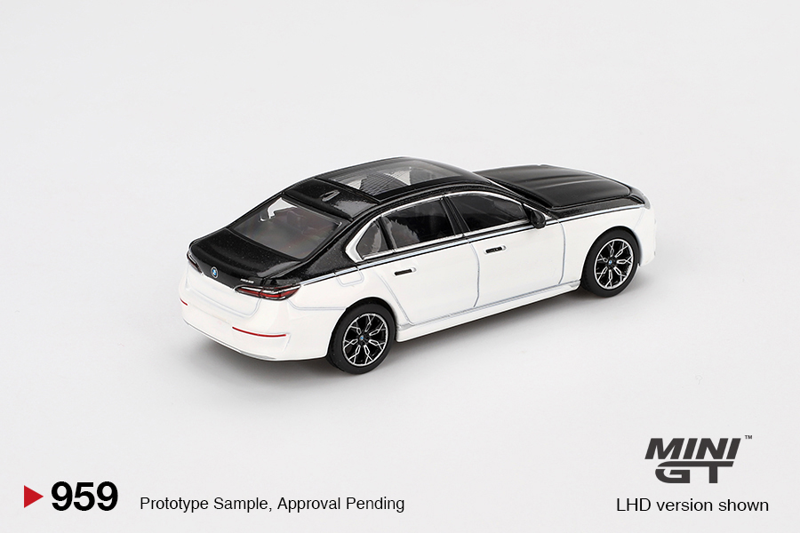MINI GT #959 — BMW i7 xDrive60 Alpine White / Black Sapphire - Image 4