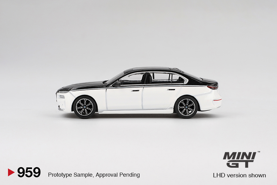 MINI GT #959 — BMW i7 xDrive60 Alpine White / Black Sapphire - Image 5